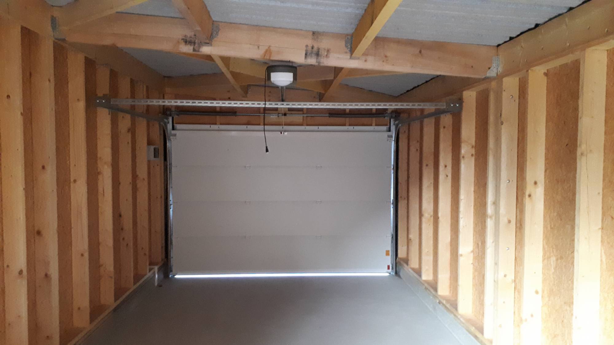 INTERIEUR AVEC PORTE DE GARAGE SECTIONNELLE