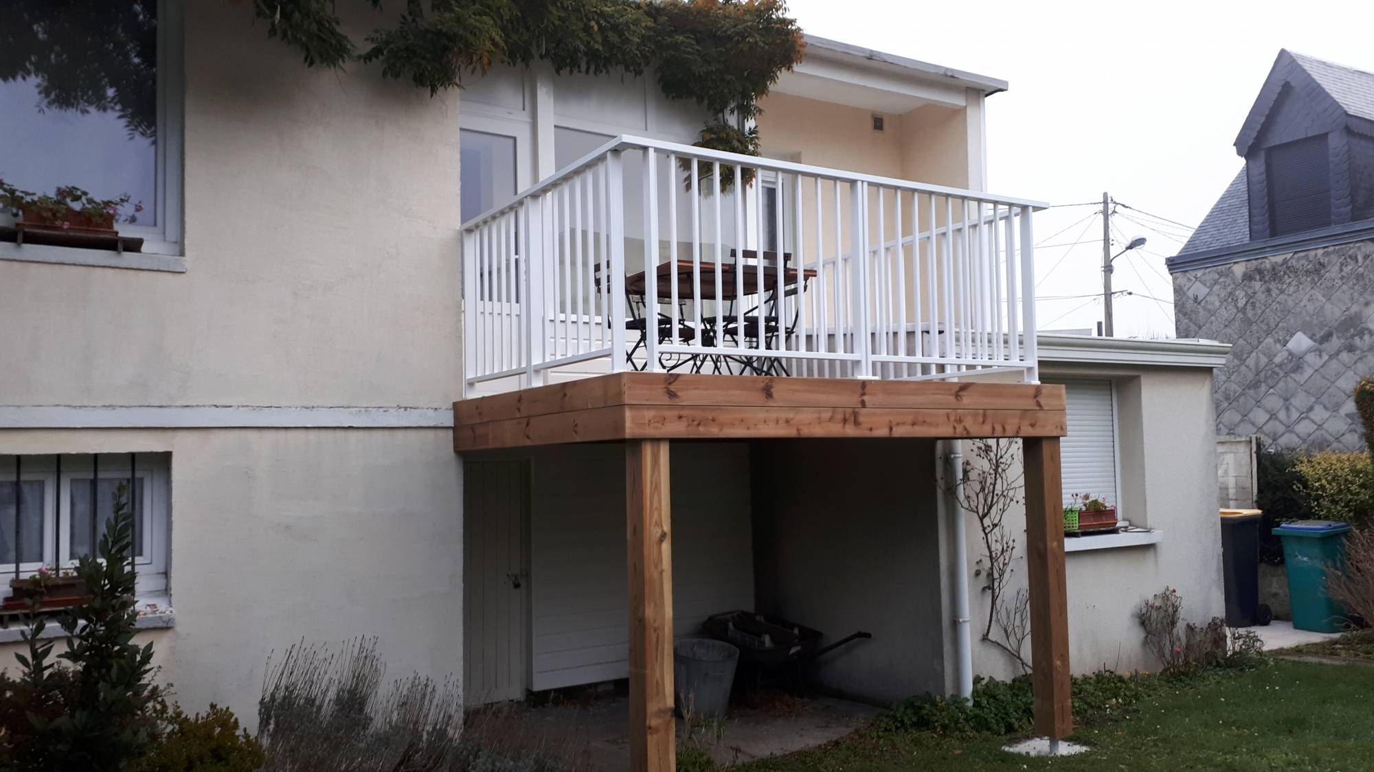 TERRASSE SUPENDUE AVEC GARDE CORPS ALUMINIUM