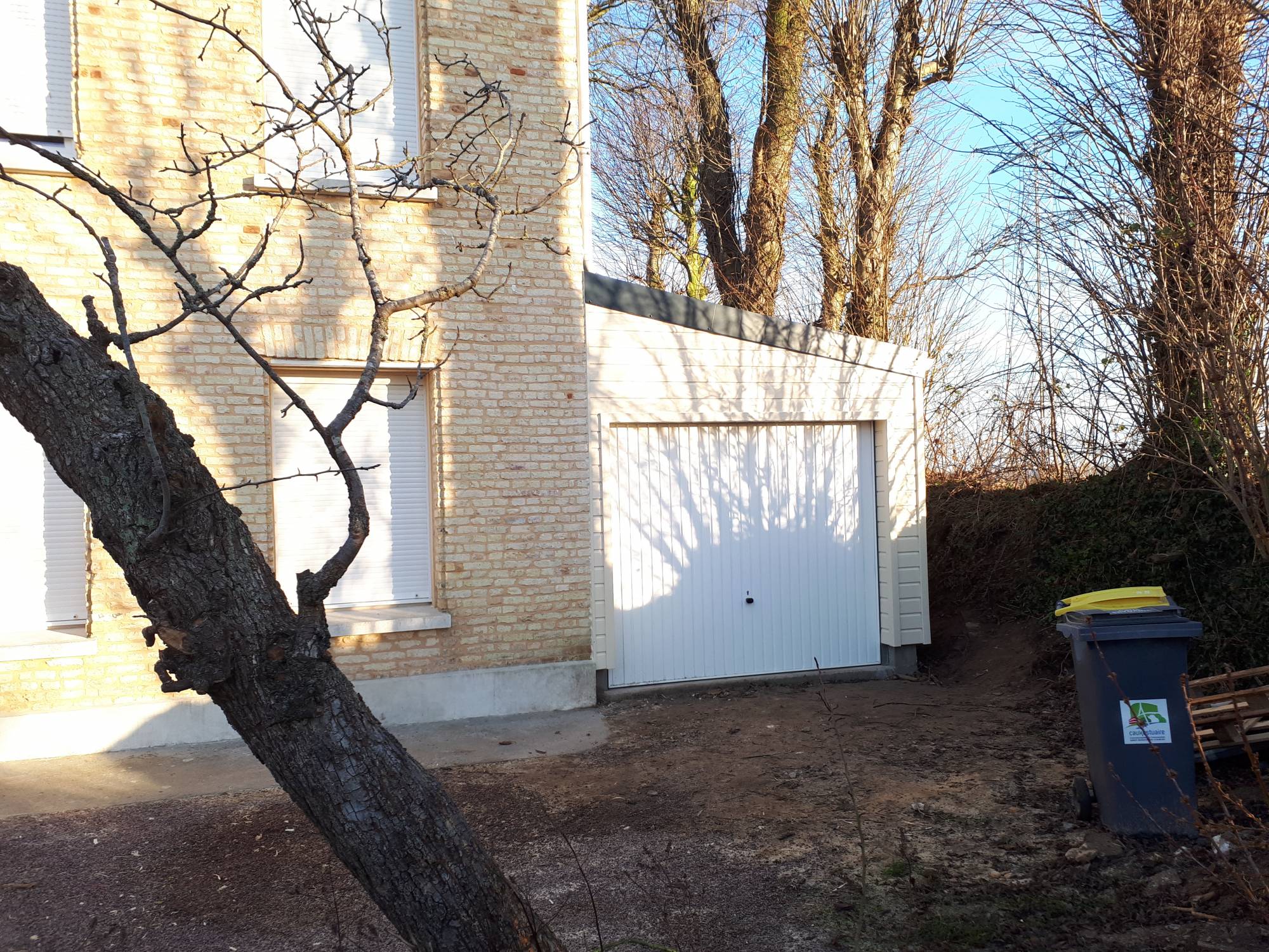 GARAGE ATTENANT A LA MAISON