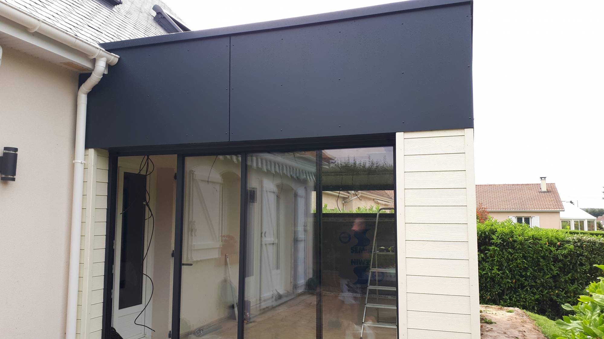 EXTENSION AVEC TRESPA GRIS ARDOISE