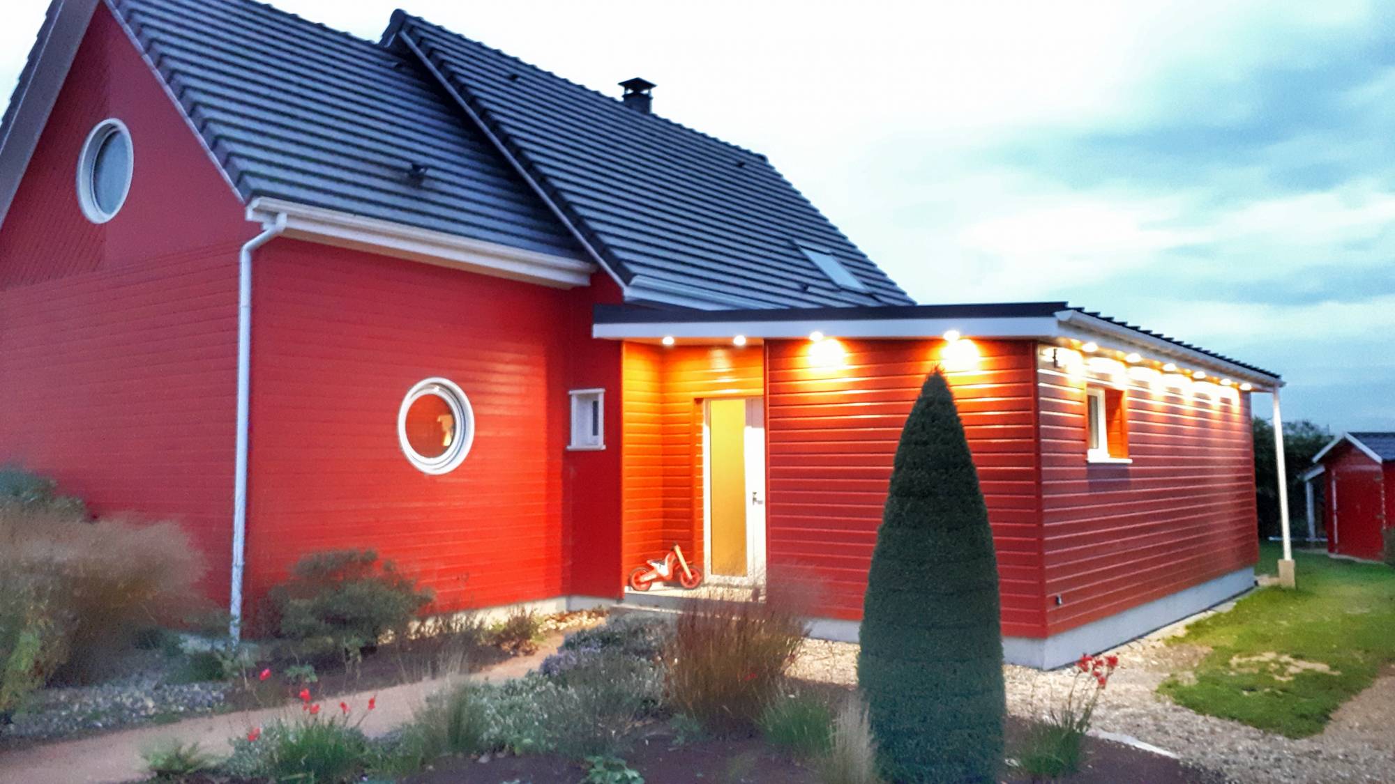 Agrandir sa maison avec une extension en bois rouge