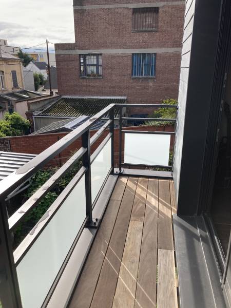 sécuriser son extension en bois avec un garde corps en aluminium