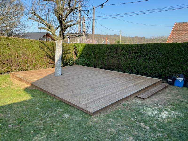 Aménager son jardin avec une terrasse en bois sur fontaine la mallet