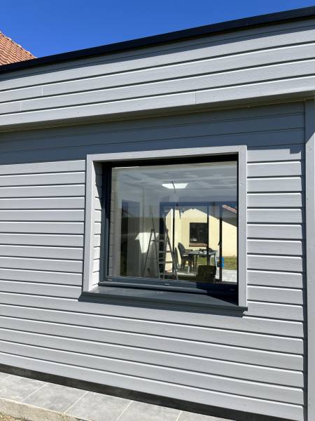 Poser du bardage bois sur son extension de maison