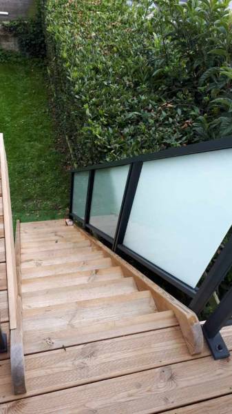 Descendre dans son jardin par sa terrasse en bois