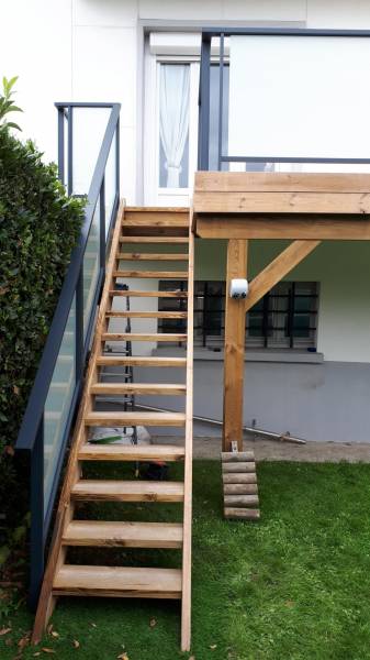 Accéder à son jardin par une terrasse en bois sur Harfleur