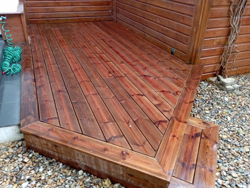 profiter de son extérieur avec une terrasse en bois