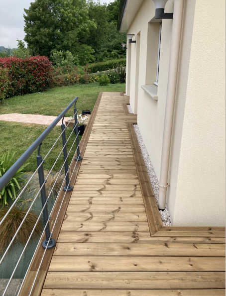Faire le tour de ma maison avec une terrasse en bois